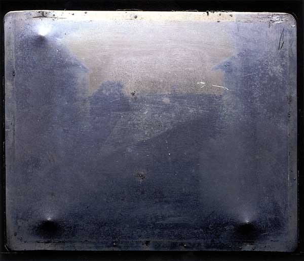 这块宽20厘米、高16.5厘米的锡版，是尼埃普斯拍摄的人类第一张存世照片《窗外风景》，现存于哈里·兰瑟姆中心。（图片来盖蒂博物馆）